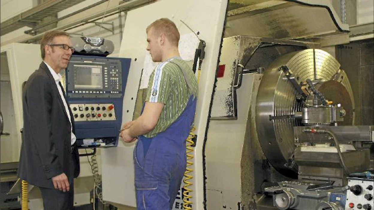 Työajat sovitaan Saksassa työpaikka- ja jopa henkilökohtaisesti. Berliiniläisen KST GmbH -konepajan toimitusjohtaja Heiko Dittmer (vas.) saa tuoreet kuulumiset työn etenemisestä metallimies Max Dallmannilta. Jorma Mattila