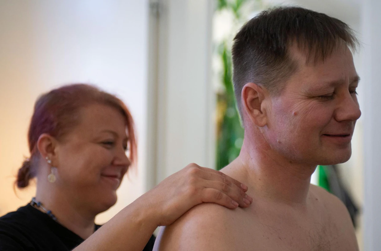 Martti Jouhtimäen olkapää oireili niin pahoin, että hän kykeni nukkumaan vain selällään. Piia Koivusen käsittelyssä vanha vaiva poistui, ja kyljellä nukkuminen onnistuu taas.