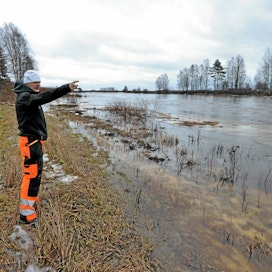 Jussi Joki-Erkkilä Kalajoen Käännänkylältä esitteli tulvivaa Kalajokea lauantaina 28.12.2013. Joki pysyi kuitenkin lähes uomissaan vaikka tulvahuippua päivälle ennustettiin.