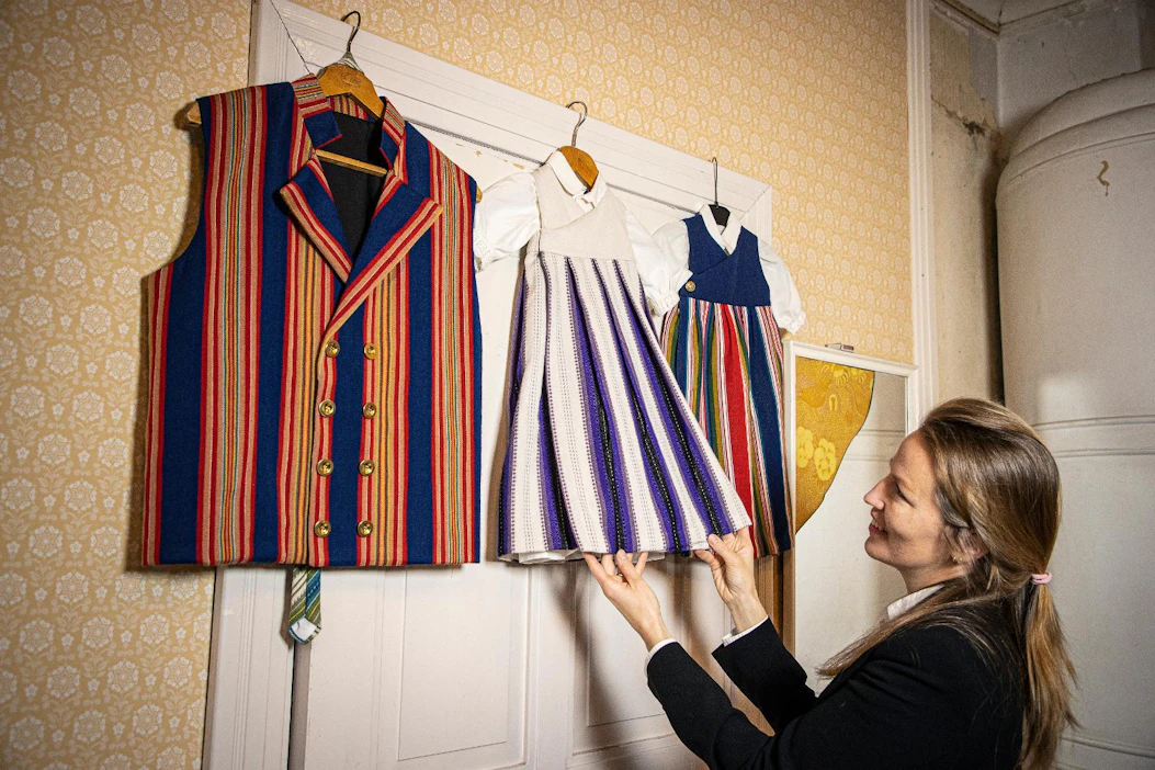 Lahtelainen suunnittelija Marianne Valola saa kansallispuvuista inspiraatiota työhönsä.