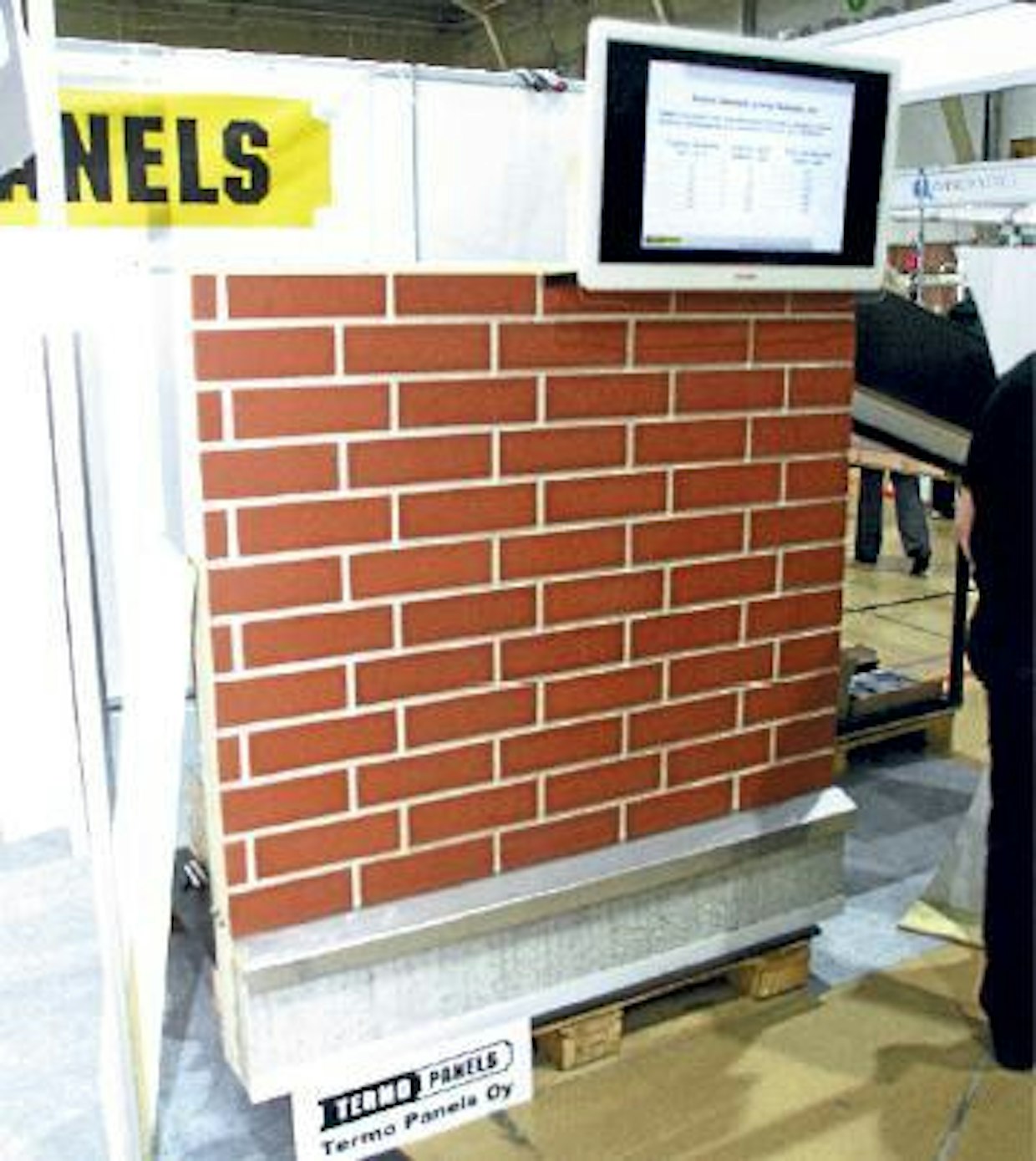 Termo Panels esitteli Sarka-messuilla uusia PU-eristerakenteita. Tiilikuvioinen elementti tuo näyttävyyttä seinäpintaan. Katon rakentamiseen löytyy paksu asennusvalmis elementti. (MT)