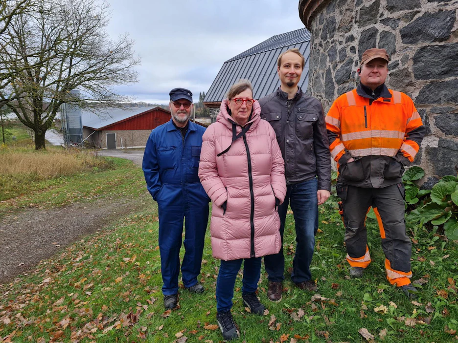 Hyytin tila on perheyritys, jossa koko perhe on mukana. Emmin ja Heikin lisäksi kalkkunoiden hoitamisessa ovat mukana vanhemmat. Korvaamattomana osana tilan toiminnassa on mukana myös kokoaikainen työntekijä.