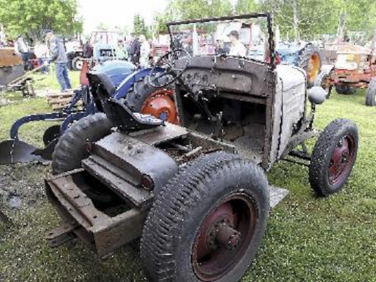 Sotien jälkeen ei ollut montakaan traktoria jäljellä, silti työt täytyi saada tehdyksi. Ratkaisuksi keksittiin tehdä traktori vaikka vanhasta Chevroletistä.