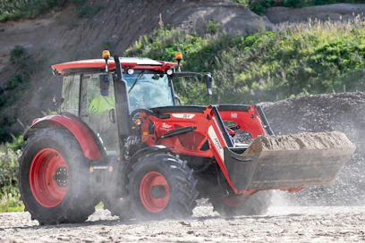 Zetor oli testin ainut kone, johon suurempaa hydrauliikkapumppua ei ole saatavilla lisävarusteenakaan. Aisojen liikenopeus on kuitenkin hyvin suhteessa muihin kuormausominaisuuksiin.