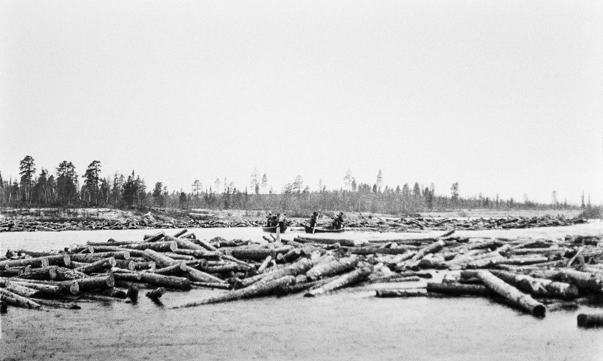 Suman purkua Kitisellä vuonna 1975, jolloin Pauli Yliaska toimi uiton jokipäällikkönä.