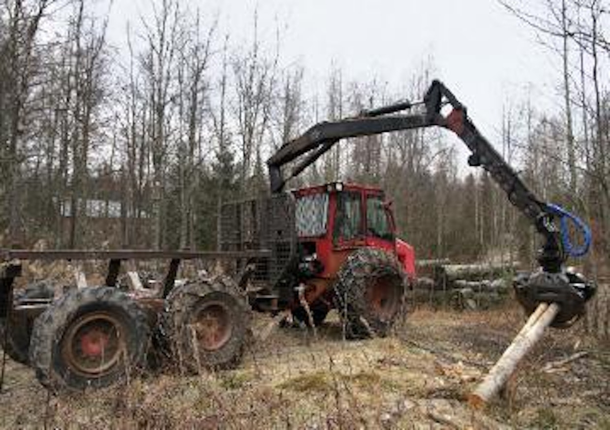Lokomolla onnistuttiin hyvin suunnittelemaan kuormatraktori 70-luvun kaksimetrisen kuitupuun ajoon. Kun siirryttiin pidempien mittojen käyttöön, sen kuormakapasiteetti jäi vajaaksi, tai ylikuormitus oli yleistä. Kuorman takapainoisuus periytyi vielä 909T-malliin asti.