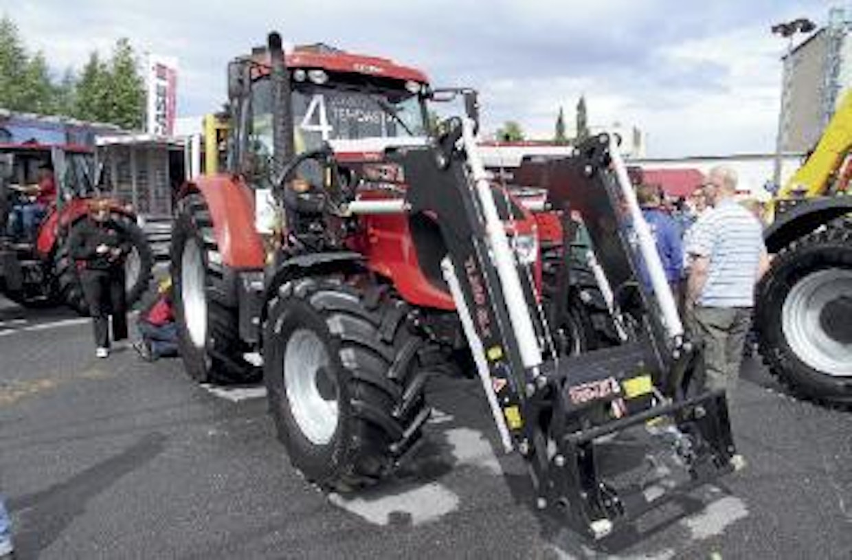 Zetor Forterra HSX 140 on kokenut uudistuksia, mm. akseliväli on aiempaa pidempi ja ohjaamojousitus täydentää varustusta. Ensin mainittu parantaa ajovakautta ja jälkimmäinen luonnollisesti ajomukavuutta. HCP Finland Oy. (HH)
