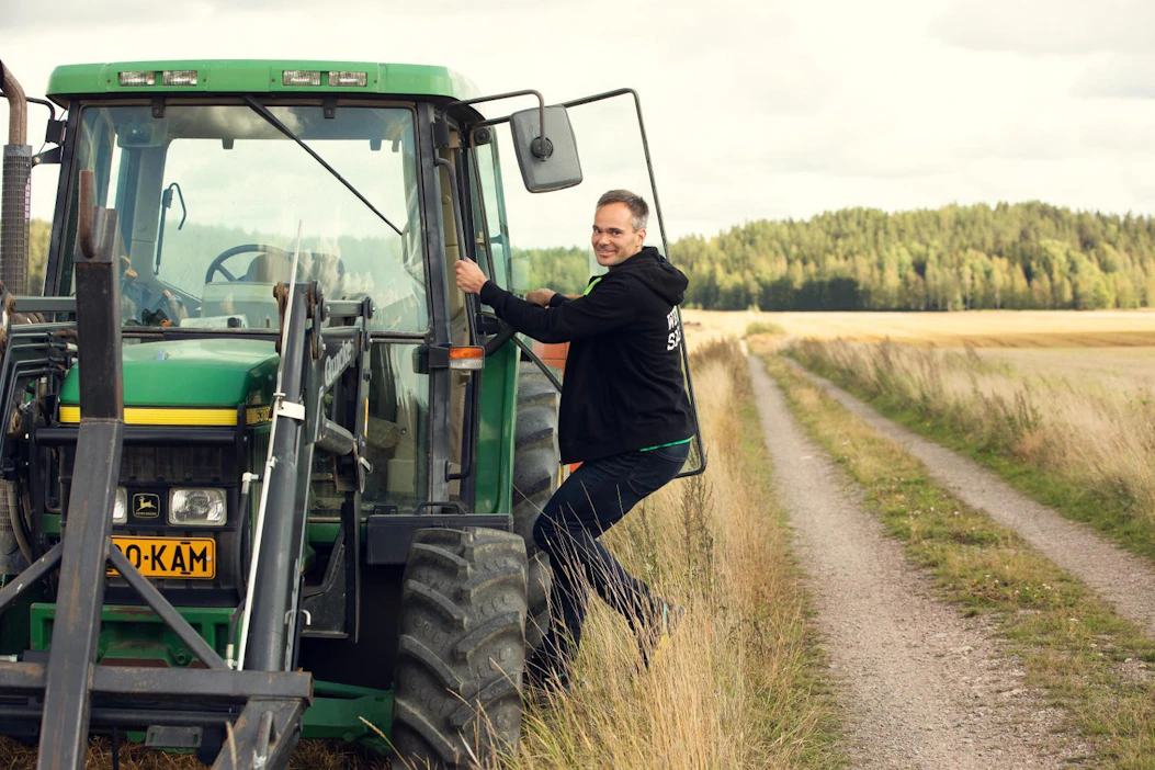 Kai Mykkänen kannustaa Kulmunia näyttämään pian missä on keskustan kaapin paikka.