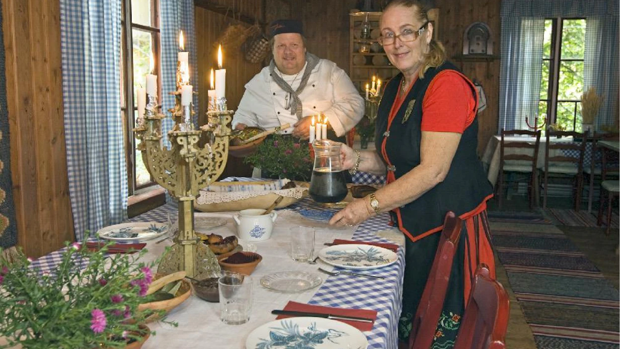 Jari Nerjanto ja Merja Ylitalo-Nerjanto kattavat pitopöydän kartanon vanhaan Wäentupaan. Wäentuvassa ruokaili aikoinaan kartanon työväki, puolensataa henkeä.