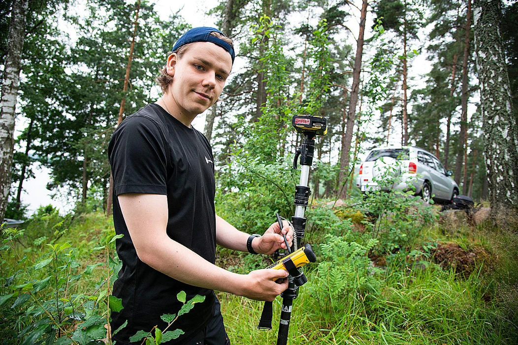 Mantere etsii tarkkuus-gps-laitteen kanssa metsänomistajien kadonneita tontinrajoja.