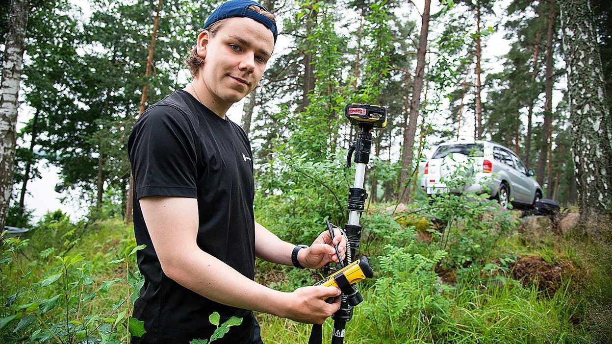 Mantere etsii tarkkuus-gps-laitteen kanssa metsänomistajien kadonneita tontinrajoja.