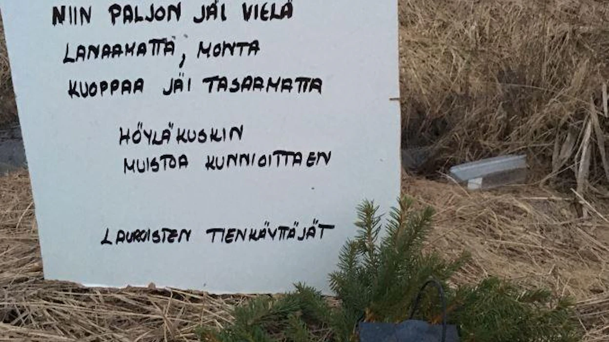 Varsinais-Suomessa, Loimaalla sijaitsevan Lauroistentien varrella asuvat kyläläiset ovat tympääntyneet tiensä kuntoon.