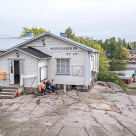Arvioiden mukaan noin sata kyläkauppaa täyttää asetusluonnoksessa määrätyt kriteerit. Kuvassa Suomen pienin osuuskauppa Haapasaarella.