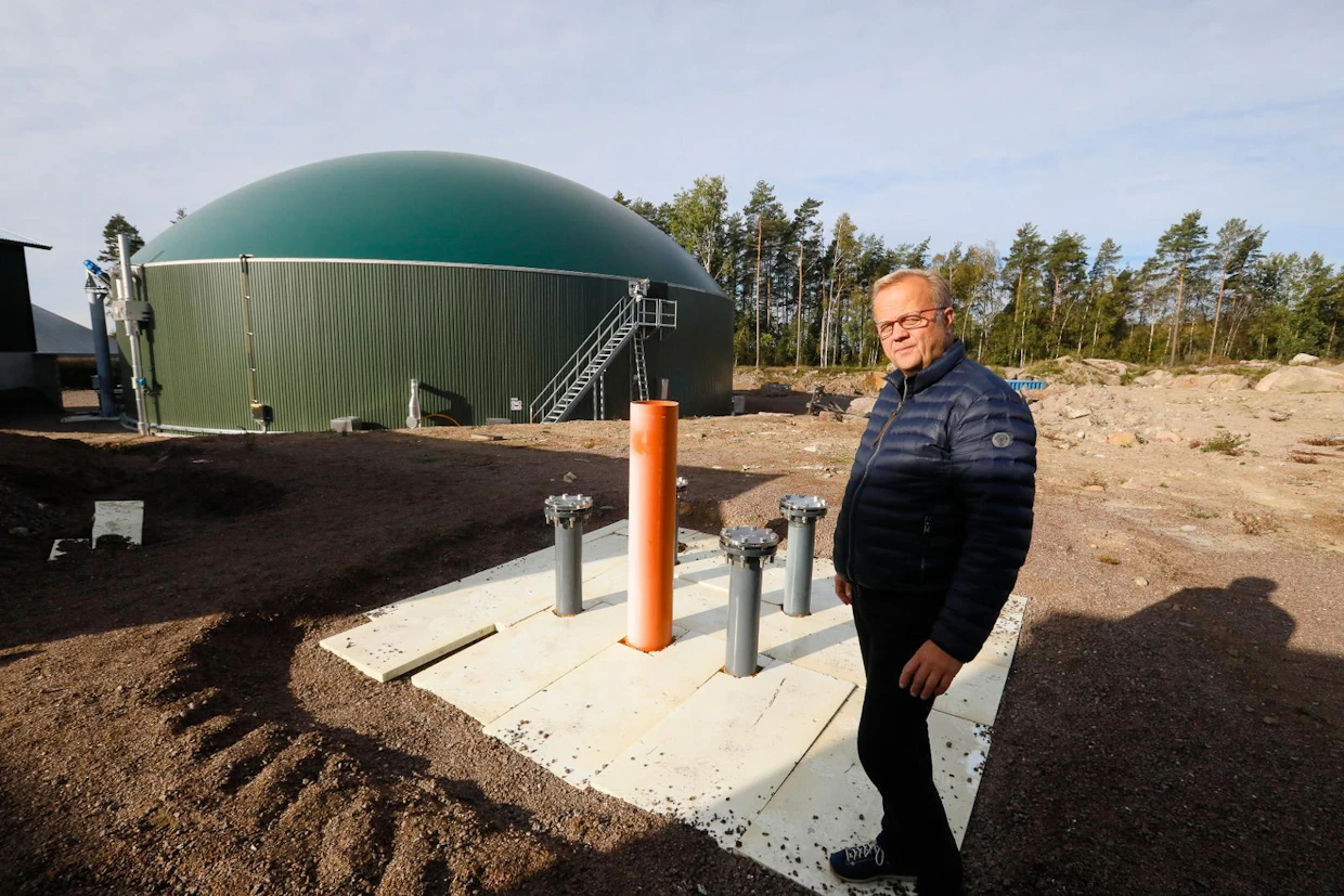 Tähän tulee lämmönvaihdin, jossa reaktorista poistuva 37-asteinen tavara ja kylmä raakaliete kohtaavat ja tasaavat toistensa lämpötiloja, Jyrki Heilä näyttää.