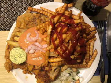 Grilli Toro on lihansyöjän paratiisi. Oskarinleikettä saattelevat perinteiset lisukkeet.