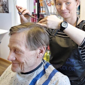 Marjo Huusko parturoi säännöllisesti myös appiukkonsa Veikko Huuskon hiukset. Kuva: Riitta Mustonen