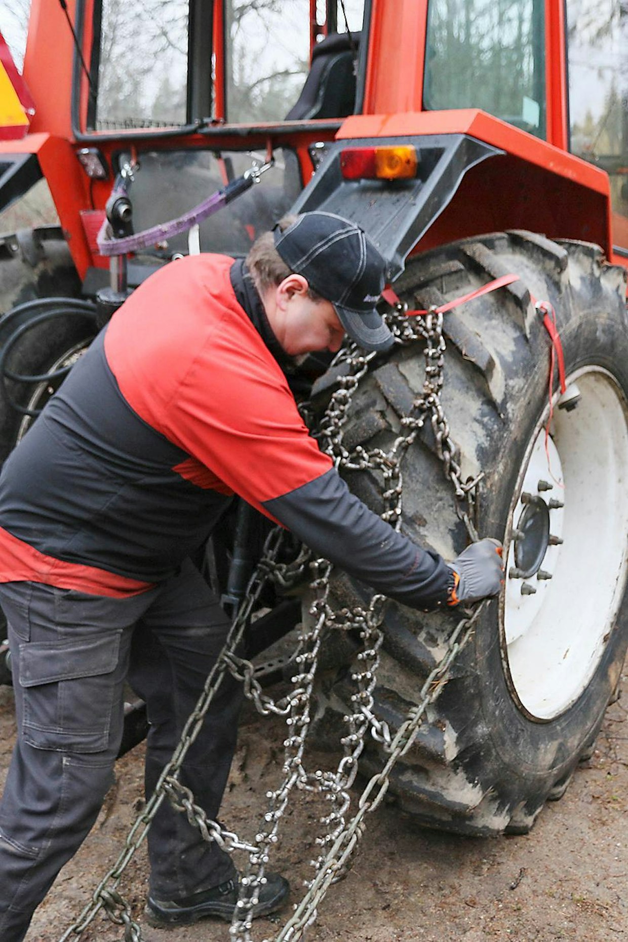 5. Jos ketju ei nouse suorassa renkaalle, tai sivuketjut jäävät kulutuspinnan alle – on maltettava käydä asettamassa ketjua paremmin paikoilleen. Sivuketjujen asettaminen renkaan ripojen päiden taakse riittää – ketjun keskikohtaa ei levitetä.