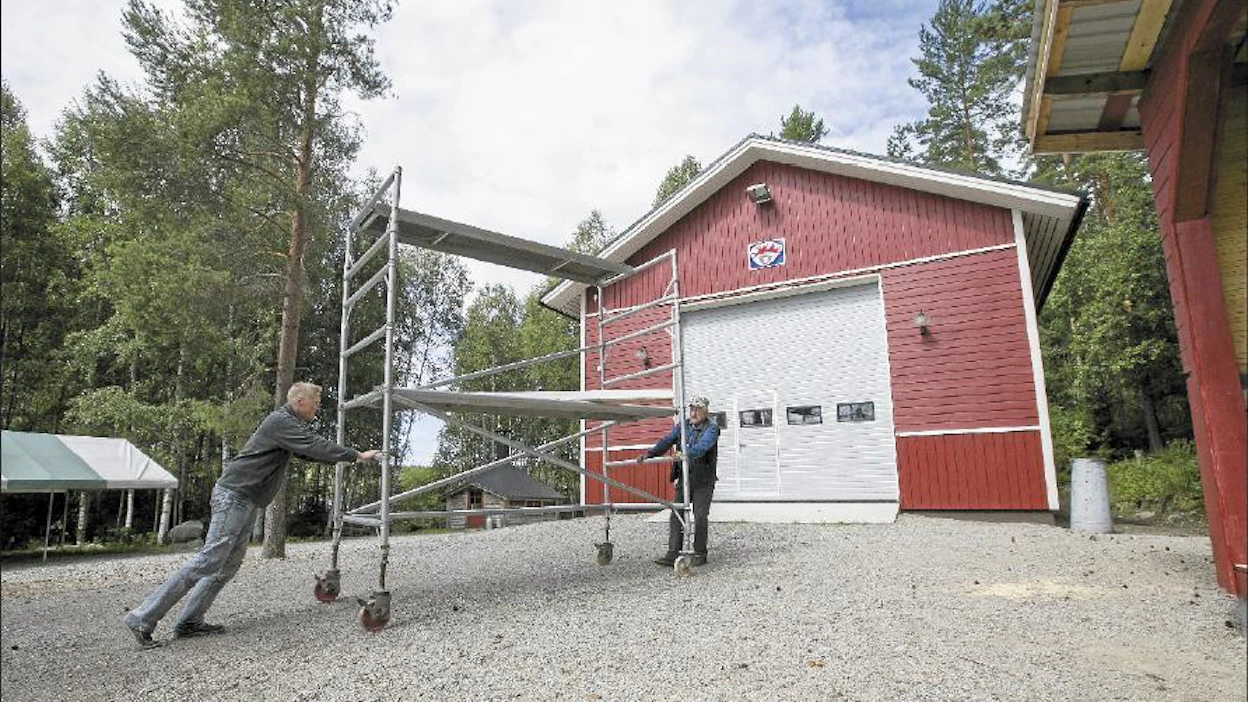 Oittilan Hirvimiesten puheenjohtaja Samuel Uusitalo (vas.) ja kunniapuheenjohtaja Hannu Uusitalo siirsivät rakennustelineitä uuden lahtivajan edustalla viime viikolla. Sami Karppinen