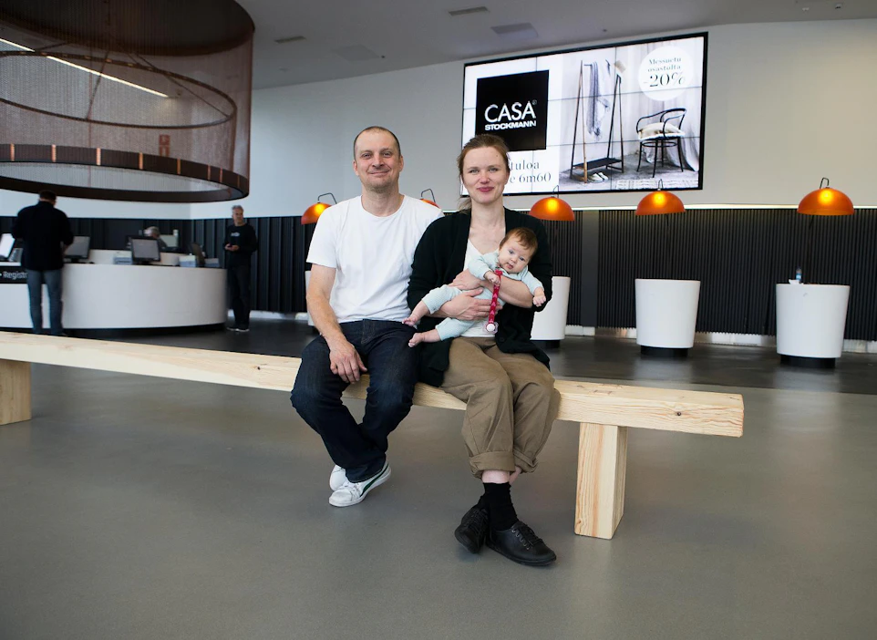Mikko Merz ja Laura Mattila kertoivat keskiviikkona suunnittelemastaan Habitaren näyttelyarkkitehtuurista. Messutunnelmassa oli mukana myös heidän parikuukautinen vauvansa.