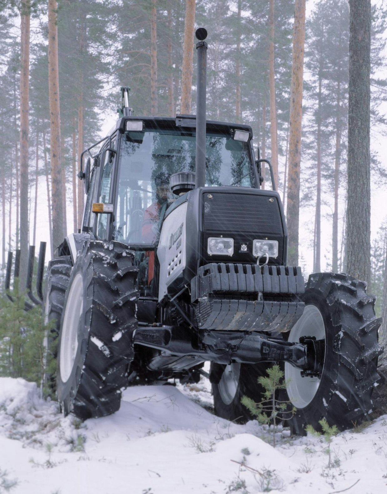 Valmetin 6000-sarja on suosittu metsätraktori, joka kävi ilmi myös lukijoille tehdyssä kyselyssämme. Metsäominaisuuksissa arvostetaan hyvää etenemiskykyä, tasaista pohjaa, korkeaa maavaraa ja kuormauskäyttöön hyvin soveltuvaa ohjaamoa.