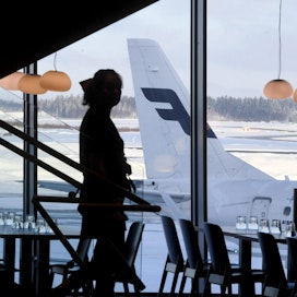 Muutokset perustuvat Finnairin mukaan huhtikuun kysyntänäkymään. LEHTIKUVA / HEIKKI SAUKKOMAA
