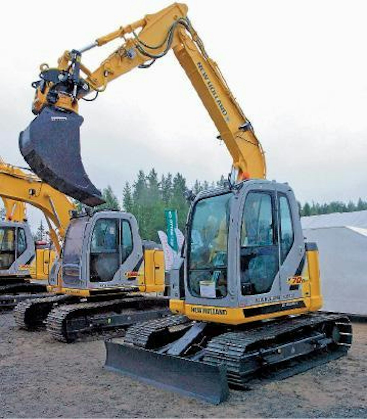 Konekeskon osastolla esiteltiin uusia Kobelcon B-mallisarjan kaivukoneita. Kahdeksan tonnin painoinen E70BSR D ei ennättänyt maahamme kevään suureen kaivukonetestiin, mutta tutustumme koneeseen tarkemmin vielä tämän syksyn aikana. (IS)