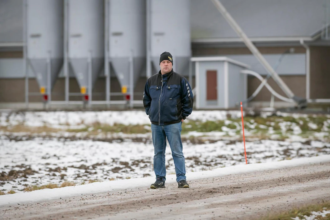 Jussi Haapojalla on kolme poikaa. ”Jos niistä joku haluaisi jatkaa, täytyy pitää tilan elinkelpoisuutta yllä.” Tila on investoinut vahvasti muun muassa uusiutuvaan energiaan.