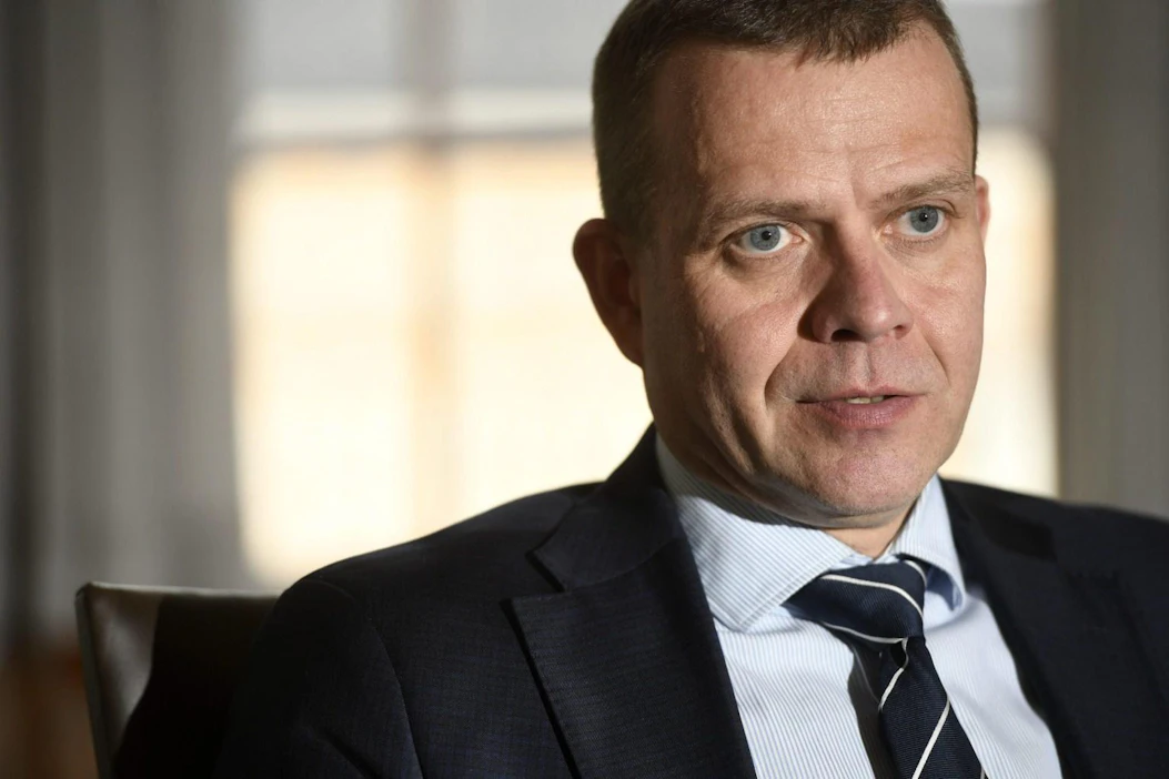 Orpo uskoo, että hallituspuolueet pystyvät asiallisesti käsittelemään sinisten Turusen loikasta syntyneen kiistan. LEHTIKUVA / HEIKKI SAUKKOMAA