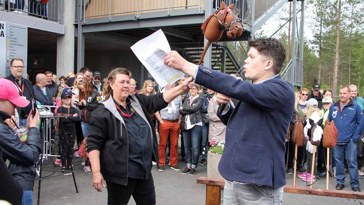 Kepparihuutokaupan meklarina toimi Lauri Hyvönen.