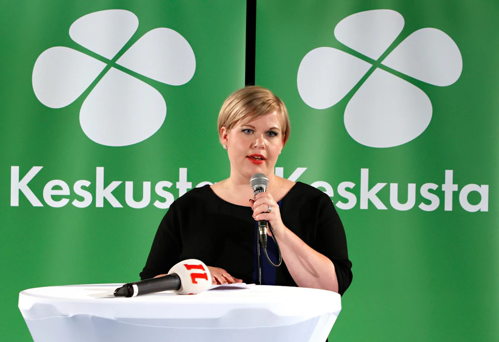 Keskustan puheenjohtaja, tiede- ja kulttuuriministeri Annika Saarikko linjasi perjantaina pidetyssä tiedotustilaisuudessa, että turpeen polttoainekäytöstä luopumista ei tehdä äkkipysäytyksellä, vaan muutos pitää toteuttaa oikeudenmukaisesti.