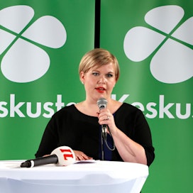 Keskustan puheenjohtaja, tiede- ja kulttuuriministeri Annika Saarikko linjasi perjantaina pidetyssä tiedotustilaisuudessa, että turpeen polttoainekäytöstä luopumista ei tehdä äkkipysäytyksellä, vaan muutos pitää toteuttaa oikeudenmukaisesti.