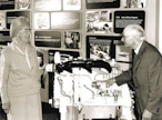 Eleanor ja Charles P6-dieselin vierellä Perkins-museossa 1978.