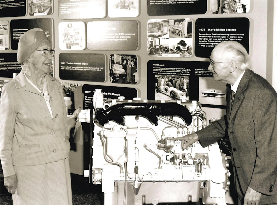 Eleanor ja Charles P6-dieselin vierellä Perkins-museossa 1978.