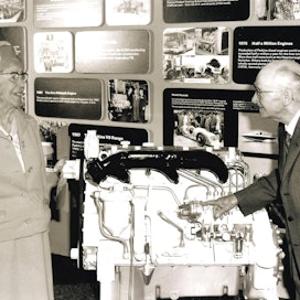 Eleanor ja Charles P6-dieselin vierellä Perkins-museossa 1978.