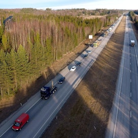 Liikenne jonoutui Hyvinkäällä maanantaiaamuna, kun poliisi tarkasti kulkulupia. LEHTIKUVA / Heikki Saukkomaa