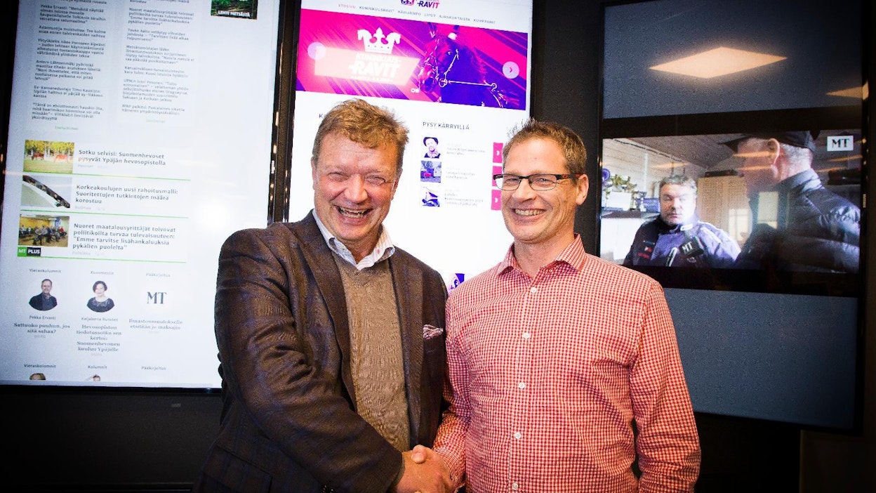 Maaseudun Tulevaisuuden päätoimittaja Jouni Kemppainen (vas.) ja Jokimaan ravikeskuksen projektijohtaja Tomi Himanka odottavat jo innolla Lahden kuninkuusraveja.