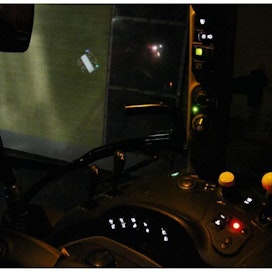Varsinkin talvella traktoreilla ajetaan usein pimeissä olosuhteissa, joissa hallintalaitteiden näkyvyys riippuu taustavaloista ja ohjaamon yleisvaloista. Casen ohjaamossa eri painikkeiden symbolit näkyvät hyvin taustavalojen ansiosta.