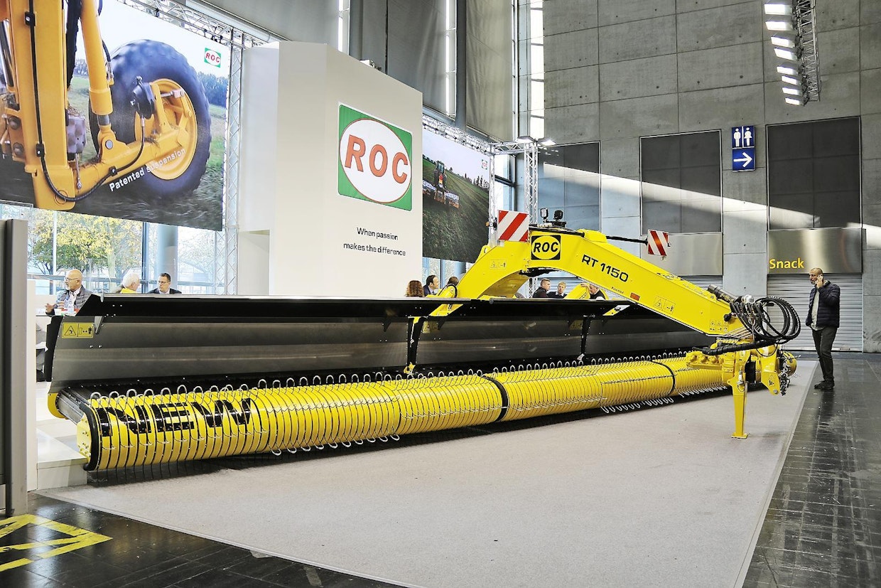 ROC RT 1150 on uusi, valmistajan levein 3-metrin kuljetusleveyteen taittuva karhotin. Koneen leveys on 10,35 metriä – 1,45 metriä enemmän kuin seuraavaksi suurimmalla RT 1000:lla. Koneella voidaan yhdistää kerta-ajolla 11,5 metrin, ja kahdella ajolla noin 22 metrin leveydeltä heinää. (TA)
