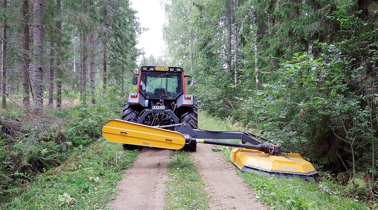 Kapeimmillaankin Elho Tornado jää melko kauas traktorin oikeasta takapyörästä.