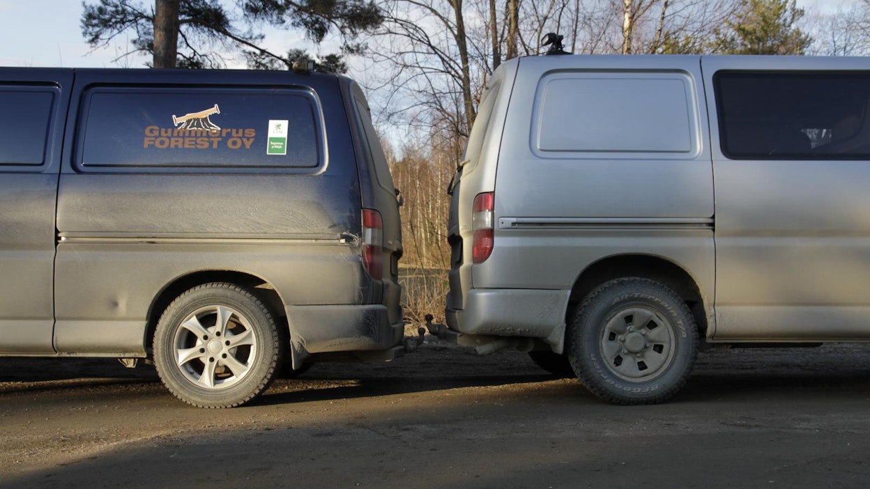 Vasemmanpuoleisessa Hiacessa on tässä vaiheessa vakioalusta, oikeanpuoleisessa Vallilan Takomon korotusjouset. Vakiokuormana molemmissa on metsäkoneurakoitsijan tarvikkeiden lisäksi noin 450 litraa polttoöljyä.
