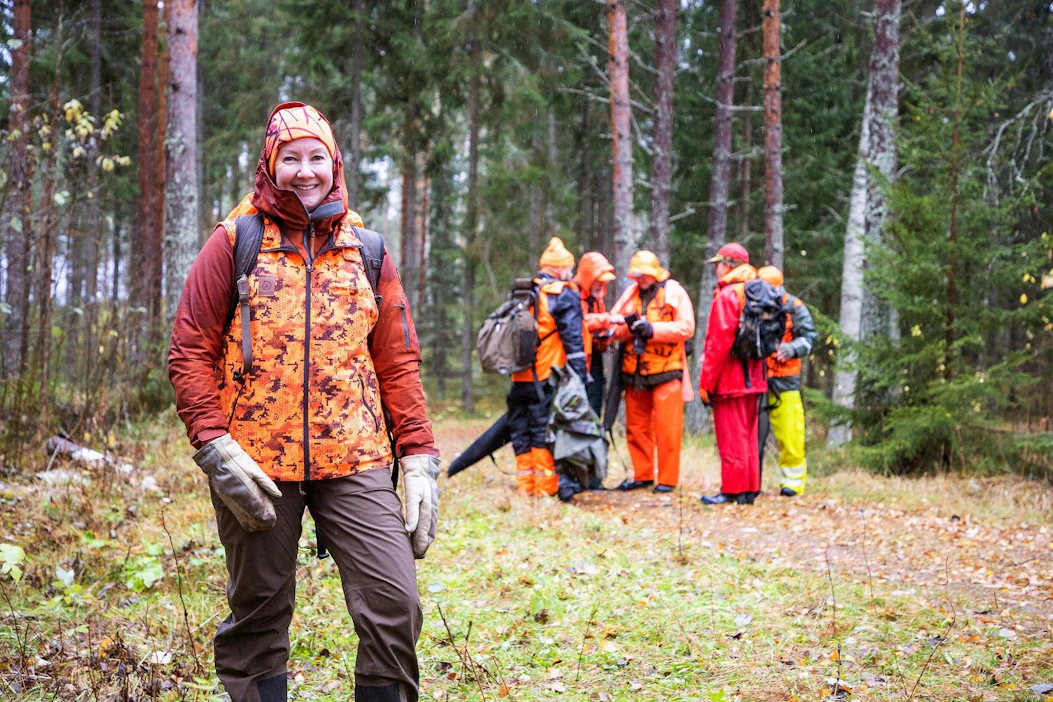 Marika Hänninen metsästää aktiivisesti paikallisen metsästysseuran hirviporukassa. Hänen jatkuvan kasvatuksen metsissään männyn luontainen uudistuminen on paikoin vaikeaa runsaan hirvikannan takia.