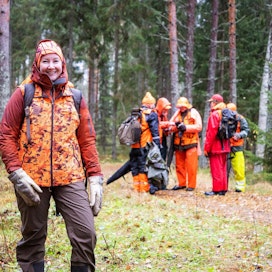 Marika Hänninen metsästää aktiivisesti paikallisen metsästysseuran hirviporukassa. Hänen jatkuvan kasvatuksen metsissään männyn luontainen uudistuminen on paikoin vaikeaa runsaan hirvikannan takia.