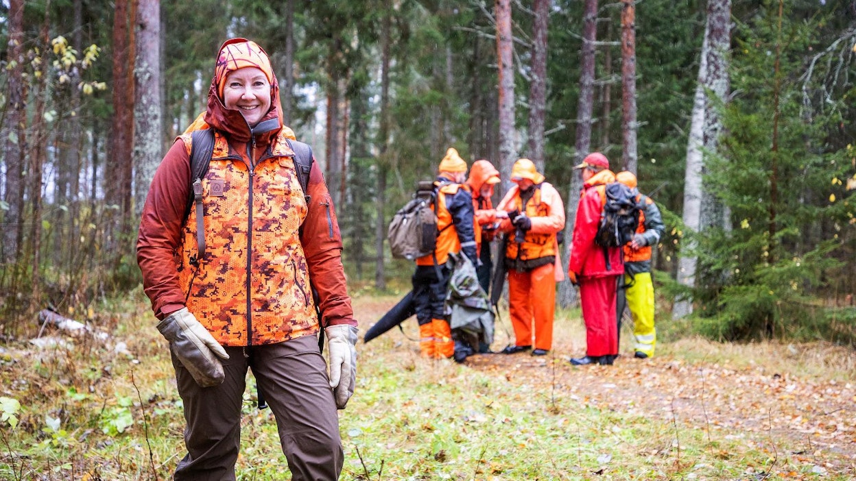 Marika Hänninen metsästää aktiivisesti paikallisen metsästysseuran hirviporukassa. Hänen jatkuvan kasvatuksen metsissään männyn luontainen uudistuminen on paikoin vaikeaa runsaan hirvikannan takia.