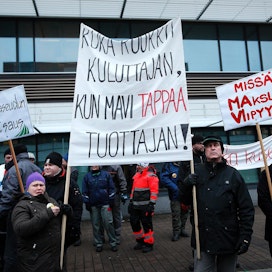 Viljelijät osoittivat mieltään Mavin edessä Seinäjoella 25.11.2014.