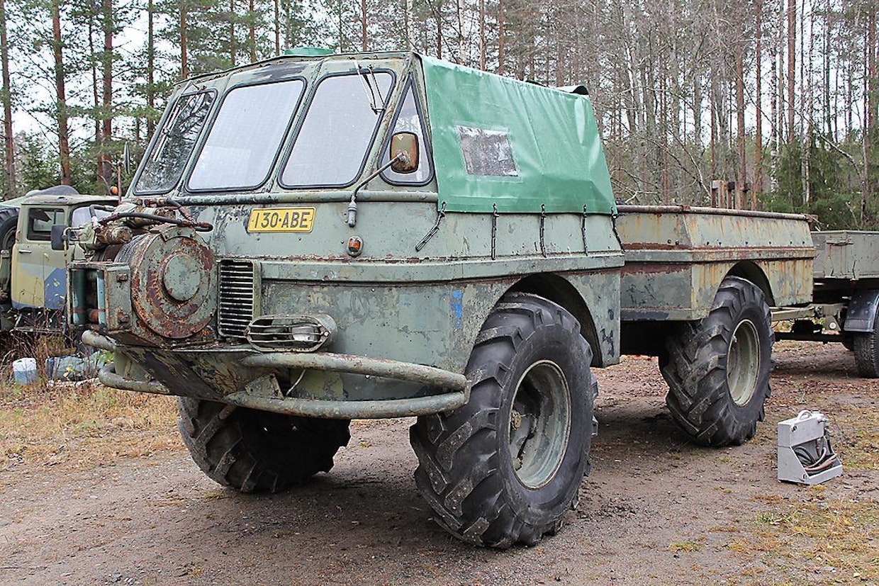 Armeijan sotilaspyörätraktori Valmet Terra 865 BM oli tuotannossa vuosina 1969–71, Puolustusvoimille toimitettiin kaikkiaan 105 konetta. Se oli suunniteltu tykinvetäjäksi, maastossa vetokykyä löytyi 3,2 tonnin edestä, mutta sitä käytettiin myös miehistökuljetukseen. Muun muassa vähäisen huippunopeuden takia Terran jatkokehitykselle ei nähty tarvetta, ja armeija alkoi poistaa niitä käytöstään jo 1980-luvun lopulla. Maassa näkyvä laatikko on nestekaasukäyttöinen Termi-moottorilämmitin.