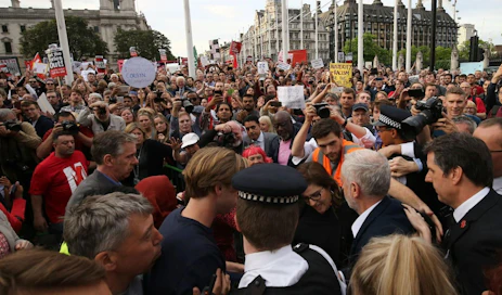 Britannian työväenpuolueen johtaja Jeremy corbyn puhui kannattajilleen mielenosoituksessa Lontoossa eilen. Mielenilmaukset jatkuvat tänään.