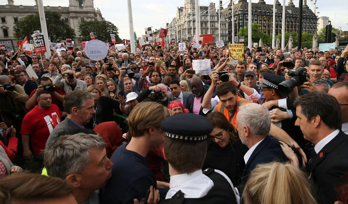 Britannian työväenpuolueen johtaja Jeremy corbyn puhui kannattajilleen mielenosoituksessa Lontoossa eilen. Mielenilmaukset jatkuvat tänään.