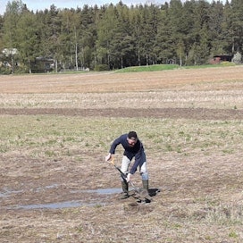 Jani Hevonoja ohjaili maanantaina vettä pois pellon pinnasta.