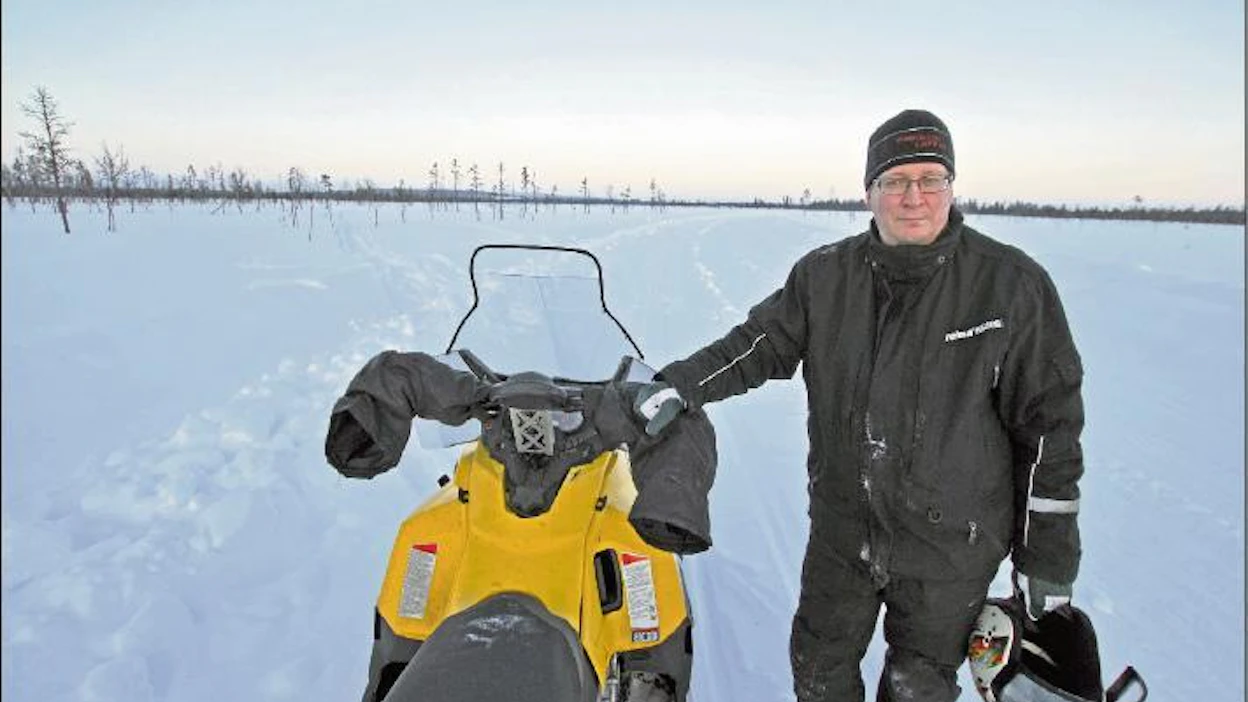 ”Väliaikaisesta talvitiestä ei ole haittaa suolle. Kun tie tehdään polkemalla lumi polanteelle, suon pinta on suojassa kulutukselta”, sanoo Mikko Maijala. Kuvassa taustalla on Sodankylässä sijaitseva Tuohiaapa ja sen ylitse perustettu talvitie. Kari Lindholm