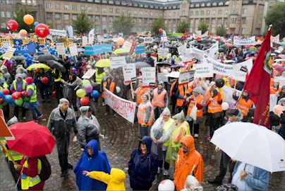 Sateiselle Rautatientorille kerääntyi 30 000 mielenosoittajaa. Markku Vuorikari